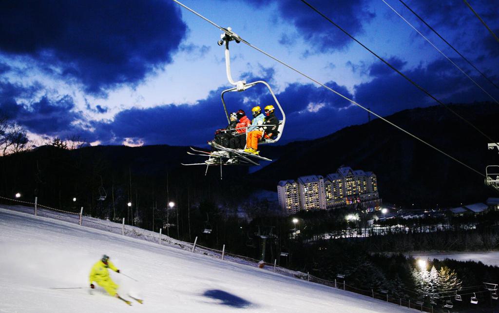yongpyang ski resort night