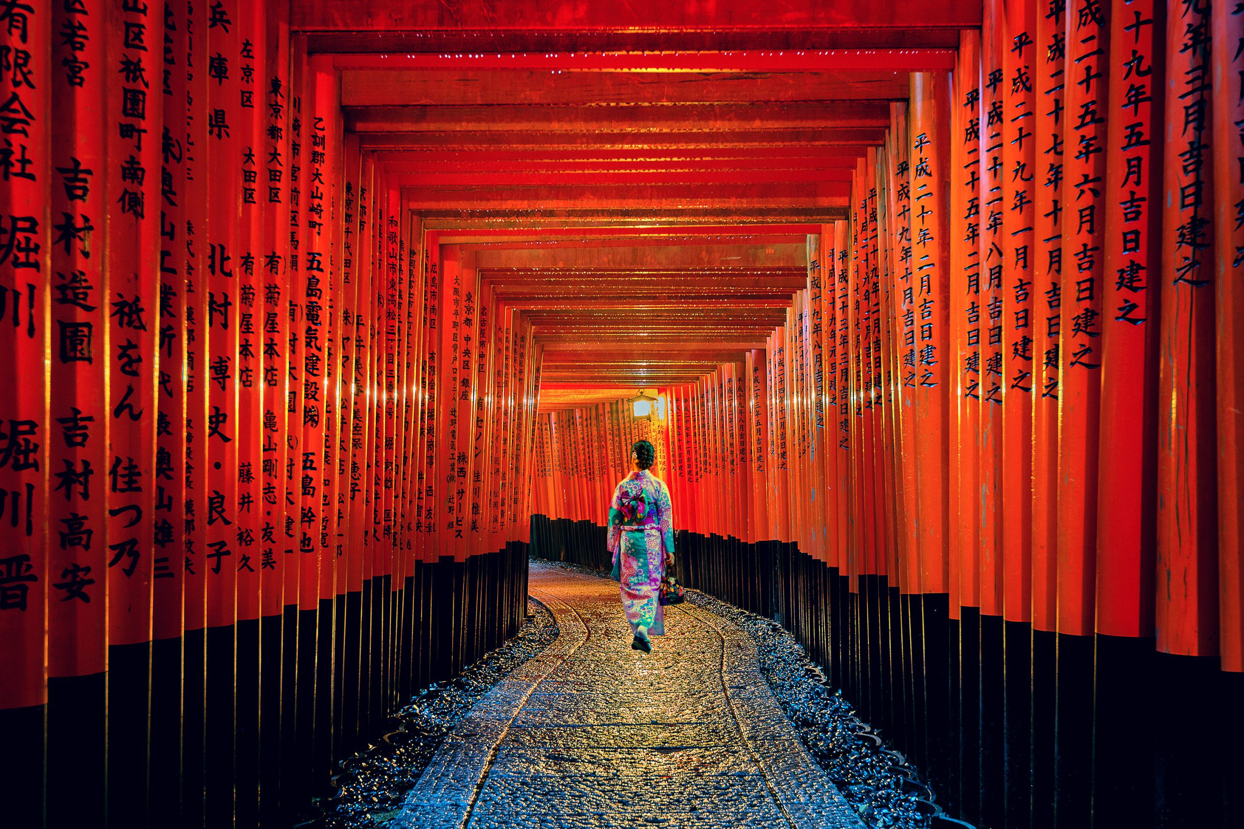 The red torii gates walkway at fushimi inari taisha shrine in Ky